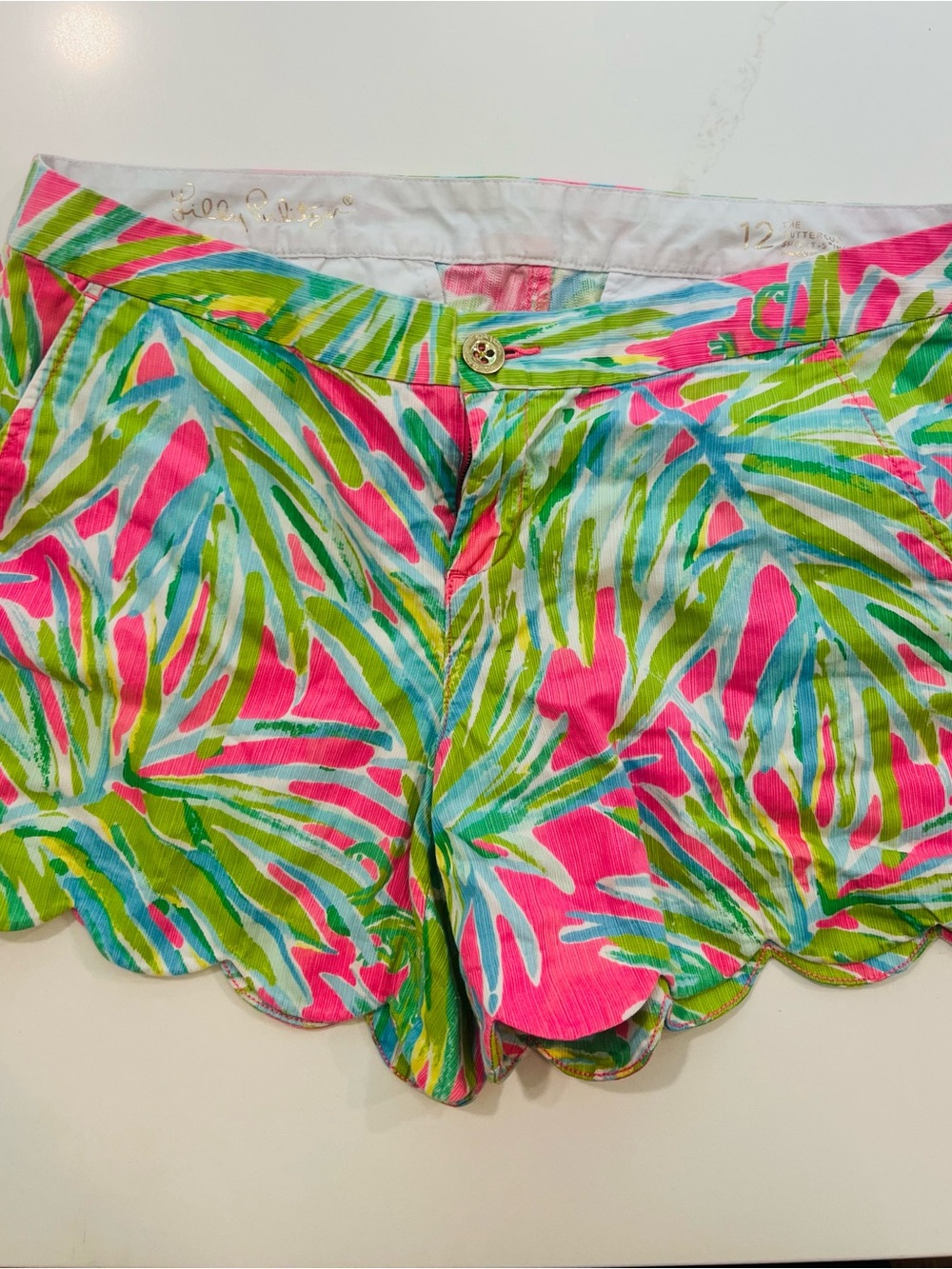 Women’s Lilly Pulitzer Scallop Hem Tropical Print Shorts in Pink & Green